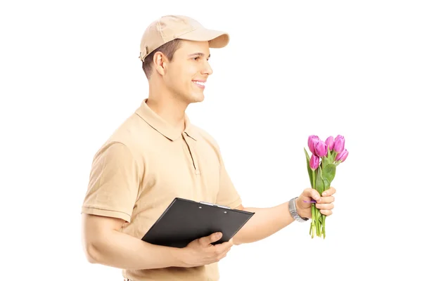 Entrega pessoa segurando flores — Fotografia de Stock
