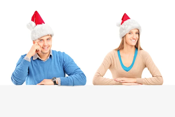 Couple portant chapeaux de Père Noël — Photo