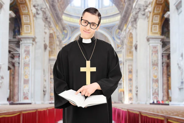 Sacerdote apontando no parágrafo da Bíblia — Fotografia de Stock