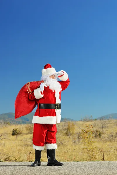 Santa claus stojący na otwartej drodze — Zdjęcie stockowe