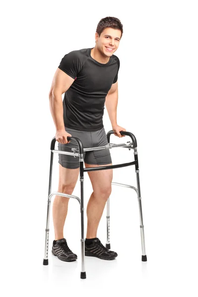 Lächelnder Sportler mit Rollator — Stockfoto