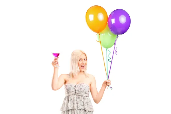 Chica sosteniendo cóctel y globos — Foto de Stock