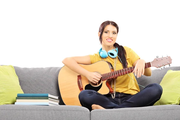 Músico femenino tocando la guitarra — Foto de Stock