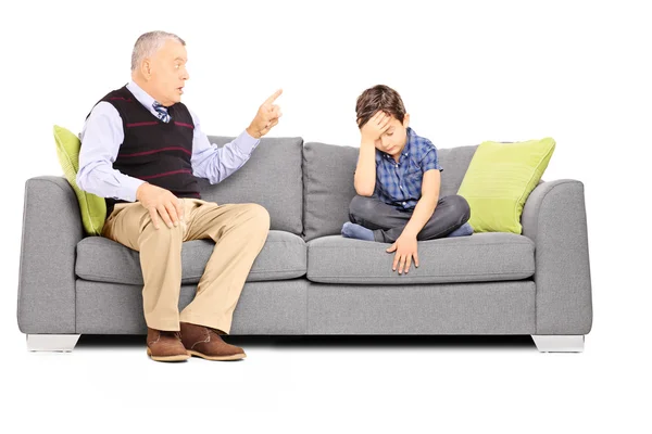 Abuelo gritándole a triste sobrino — Foto de Stock