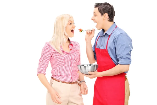 Ung man utfodra sin hustru — Stockfoto