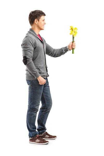 Homem segurando um monte de flores — Fotografia de Stock