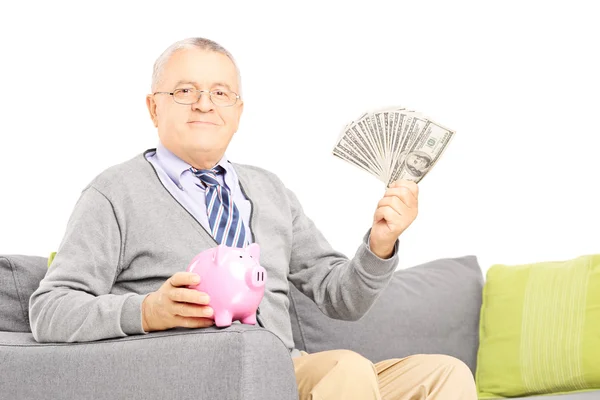 Senior houden een piggy bank — Stockfoto