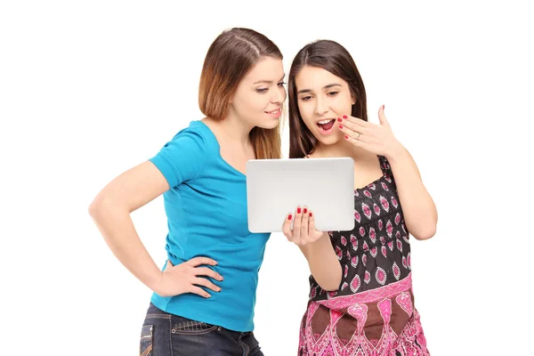 Dos mujeres mirando la tableta —  Fotos de Stock