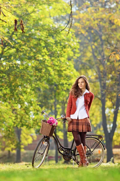 Female in park with bicycle — Stock Photo, Image