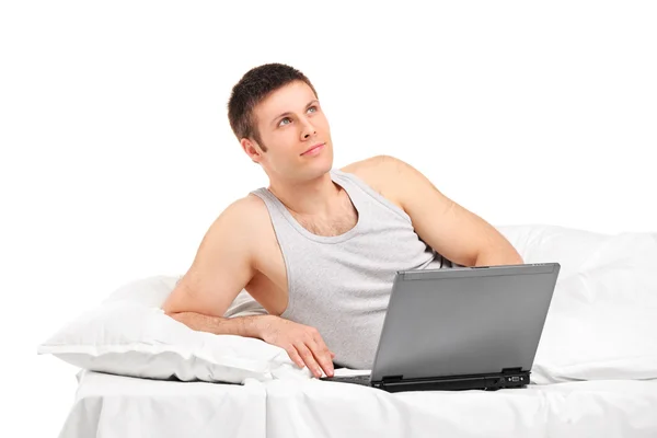 Muž pracující na laptop — Stock fotografie
