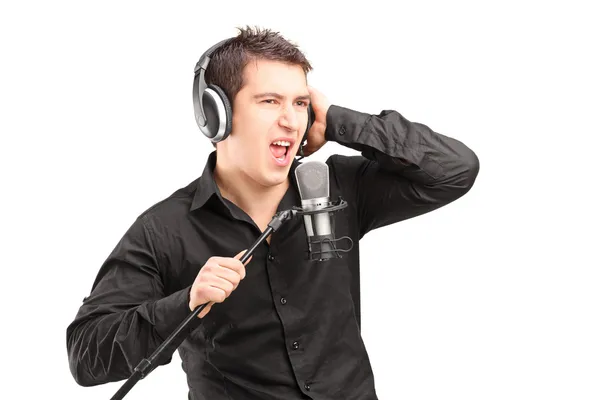 Mężczyzna wokalistka ze słuchawkami — Zdjęcie stockowe