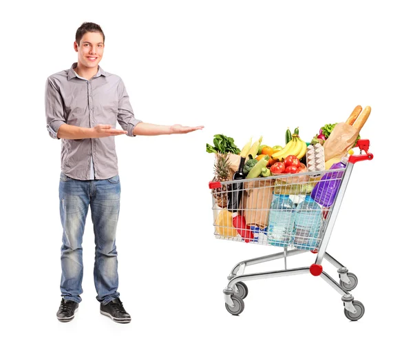 Mann und Einkaufswagen mit Lebensmitteln — Stockfoto