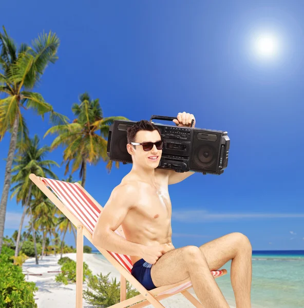 肩の上のラジオを持つ男 — ストック写真