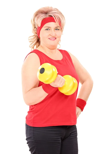 Mujer en ropa deportiva levantamiento de pesas — Foto de Stock