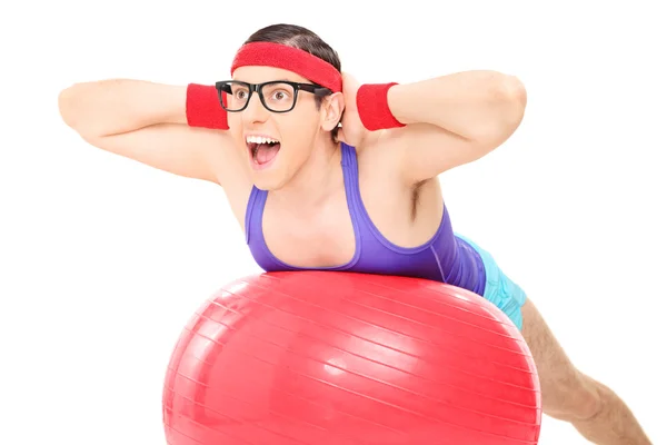 Nerdy ragazzo su pilates palla — Foto Stock