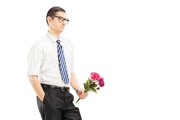 Homme inquiet avec bouquet de fleurs — Photo