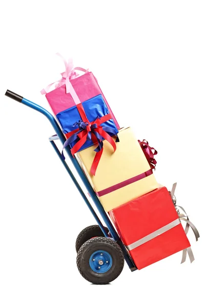 Handwagen mit vielen Geschenken drauf — Stockfoto