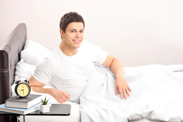 Man lying in bed at home — Stock Photo, Image