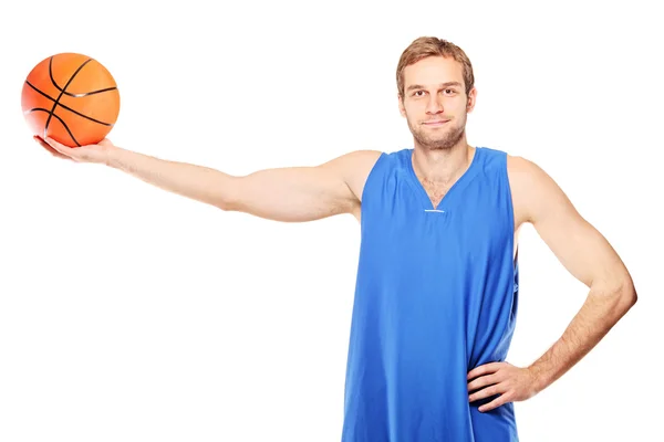 Koszykarz posiadający koszykówkę — Zdjęcie stockowe