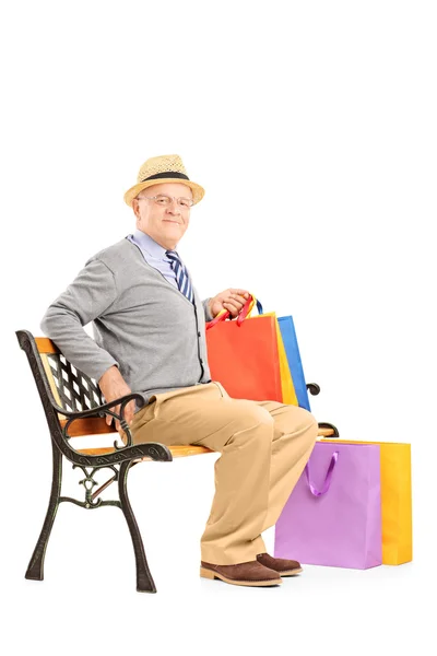 Senior man bedrijf shopping tassen — Stockfoto