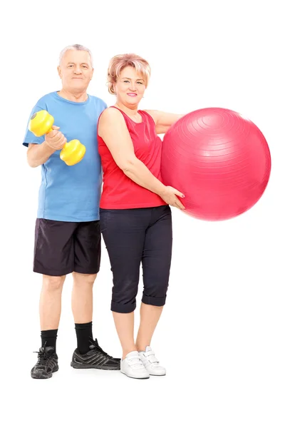 Uomo e donna con attrezzature per l'esercizio — Foto Stock