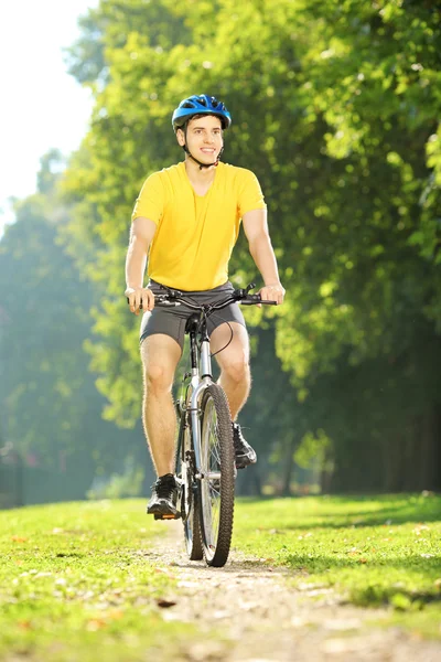 Portret van man fietsen in park — Stockfoto