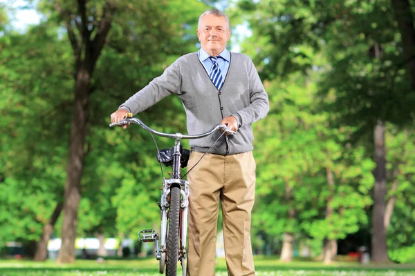 Dojrzały człowiek z rowerem — Zdjęcie stockowe