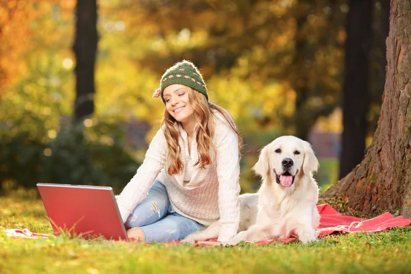 Hembra en parque con perro — Foto de Stock