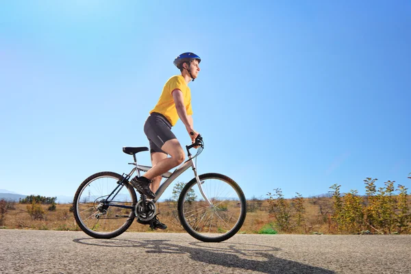 Man met een fiets op een zonnige dag — Stockfoto