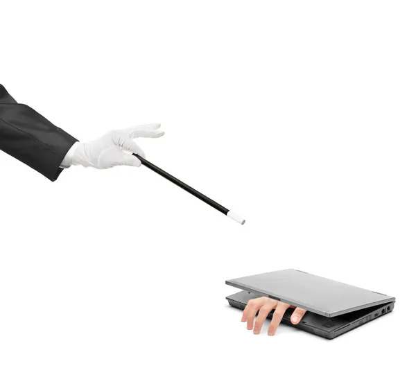 Hand hält einen Zauberstab am Laptop — Stockfoto