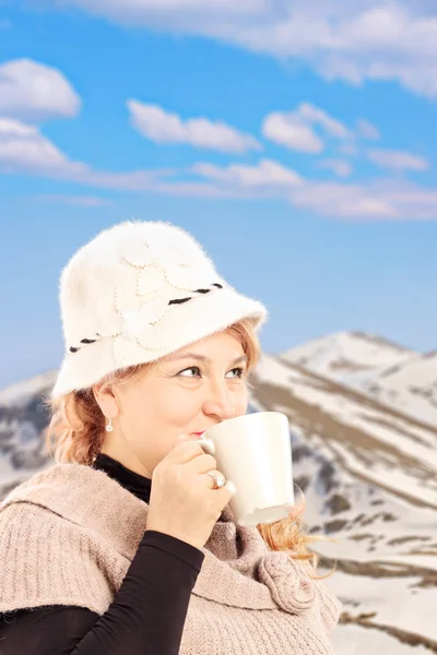 成熟面带笑容的女人喝的茶 — 图库照片