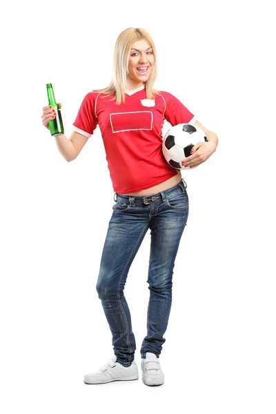 Вентилятор держит пиво и футбол — стоковое фото