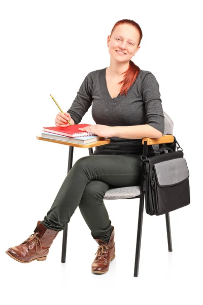 Kvinna sitter på skolan stol — Stockfoto