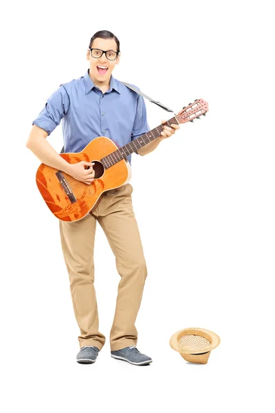 Músico tocando la guitarra recogiendo dinero — Foto de Stock