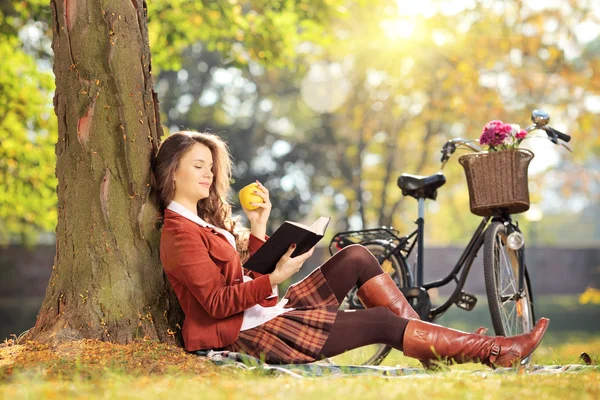 Žena v parku, čtení knihy — Stock fotografie