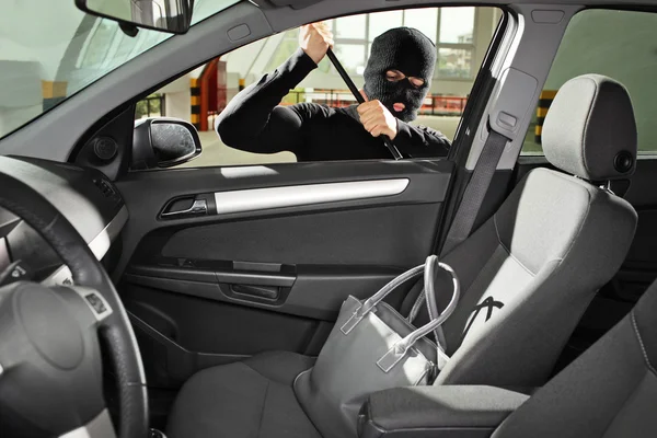 Ladrão roubar saco em automóvel — Fotografia de Stock