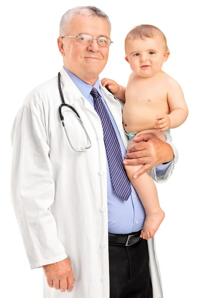 Mężczyzna lekarz trzymając chłopca — Zdjęcie stockowe