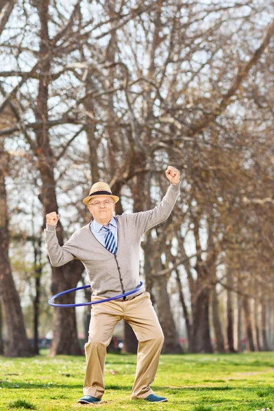 Healthy senior exercising outdoors — Stock Photo, Image