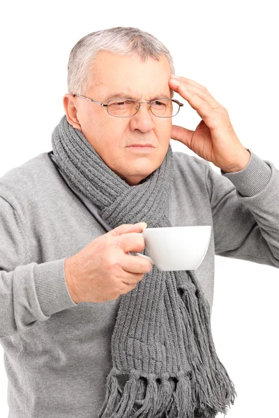 Zieke volwassen man bedrijf cup — Stockfoto