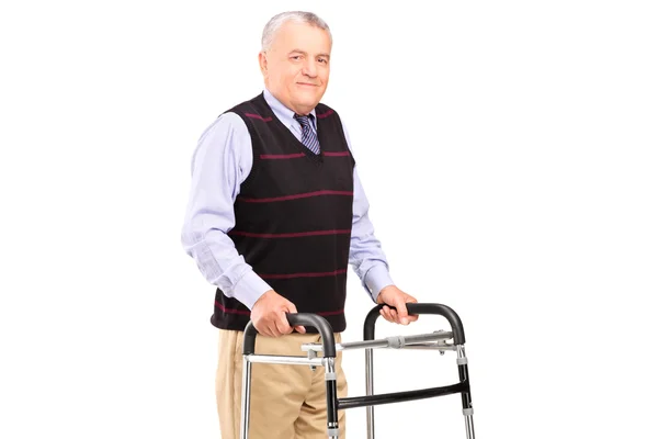 Зрелый джентльмен с помощью ходунка — стоковое фото
