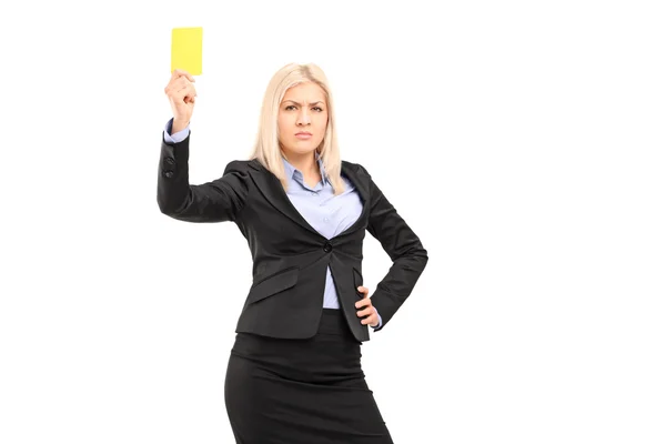 Donna d'affari in possesso di cartellino giallo — Foto Stock