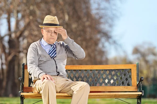 Pensionär med huvudvärk — Stockfoto