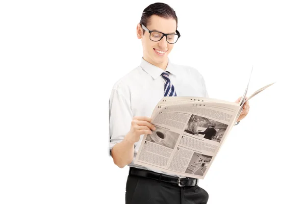 Lächelnder Geschäftsmann beim Zeitungslesen — Stockfoto