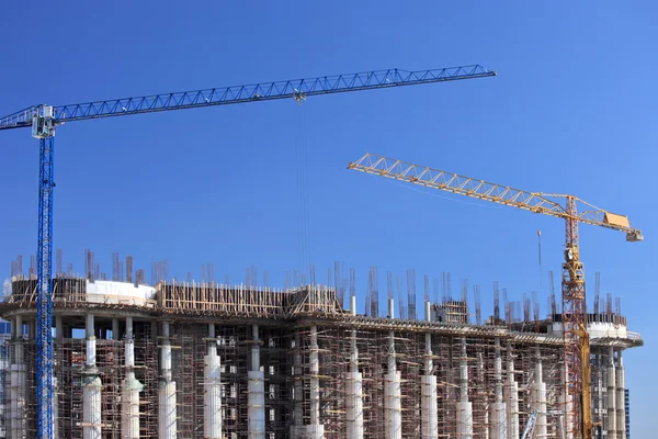 Grúas sobre edificio —  Fotos de Stock