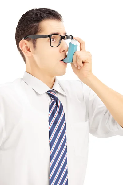 Man taking asthma treatment — Stock Photo, Image