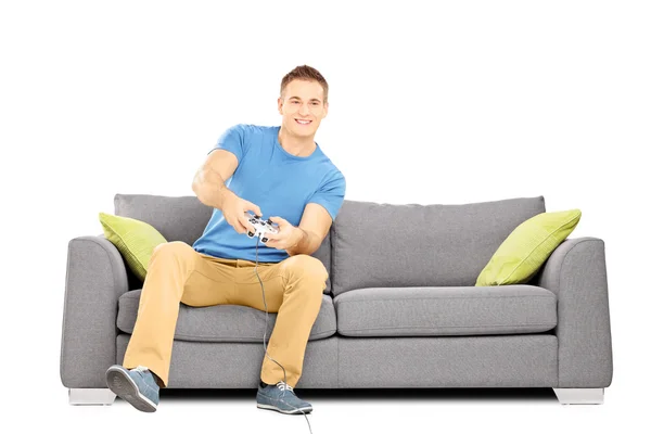 Man op een sofa spelen van videospellen — Stockfoto