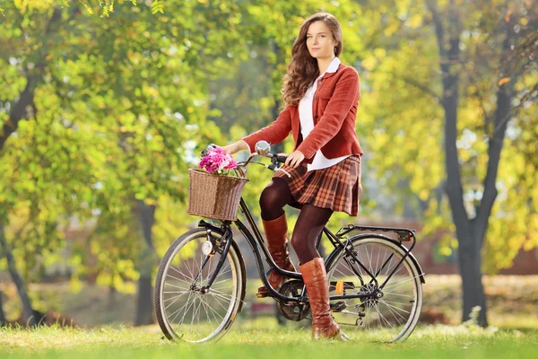 Mujer en su bicicleta — Foto de Stock