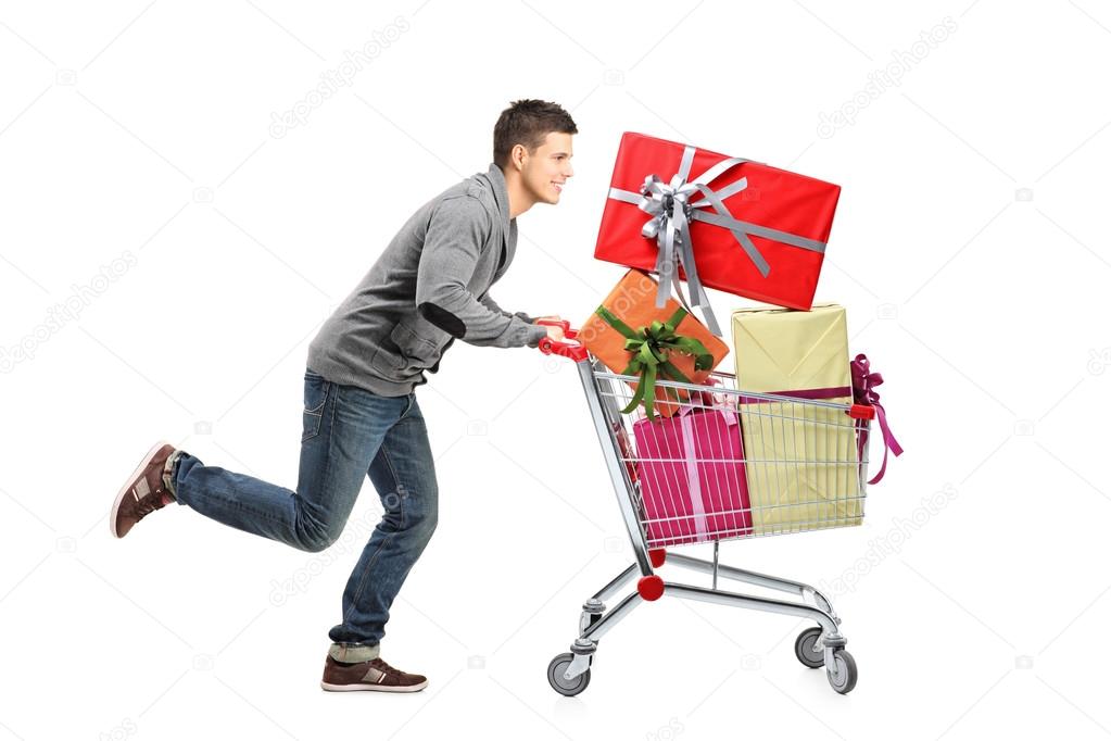 Homme poussant le caddie avec cadeaux — Photo 45870085