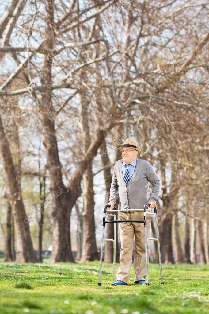 Personne marchant avec marcheur — Photo de stock par