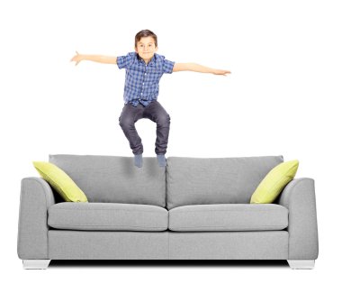 küçük çocuk kanepeye Zıplama